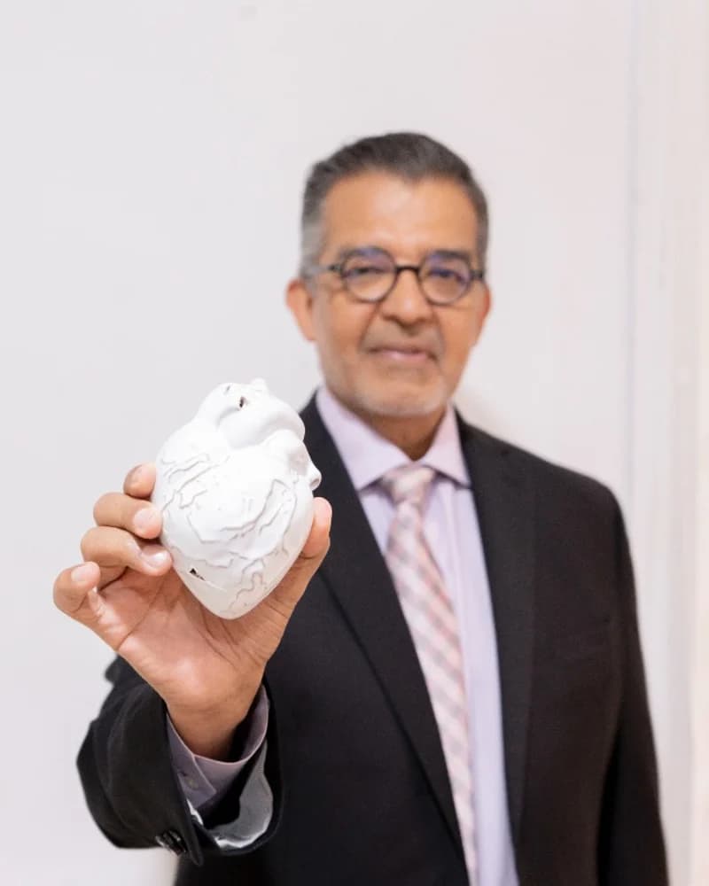 El Dr. Alfredo Estrada Suárez explicando con un modelo anatómico del corazón